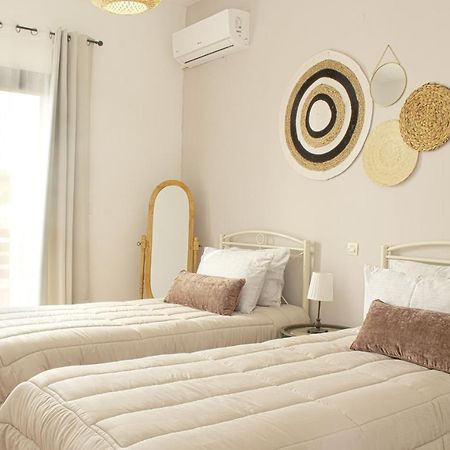 Ayerina First Floor Apartment อาร์ริลลาส ภายนอก รูปภาพ