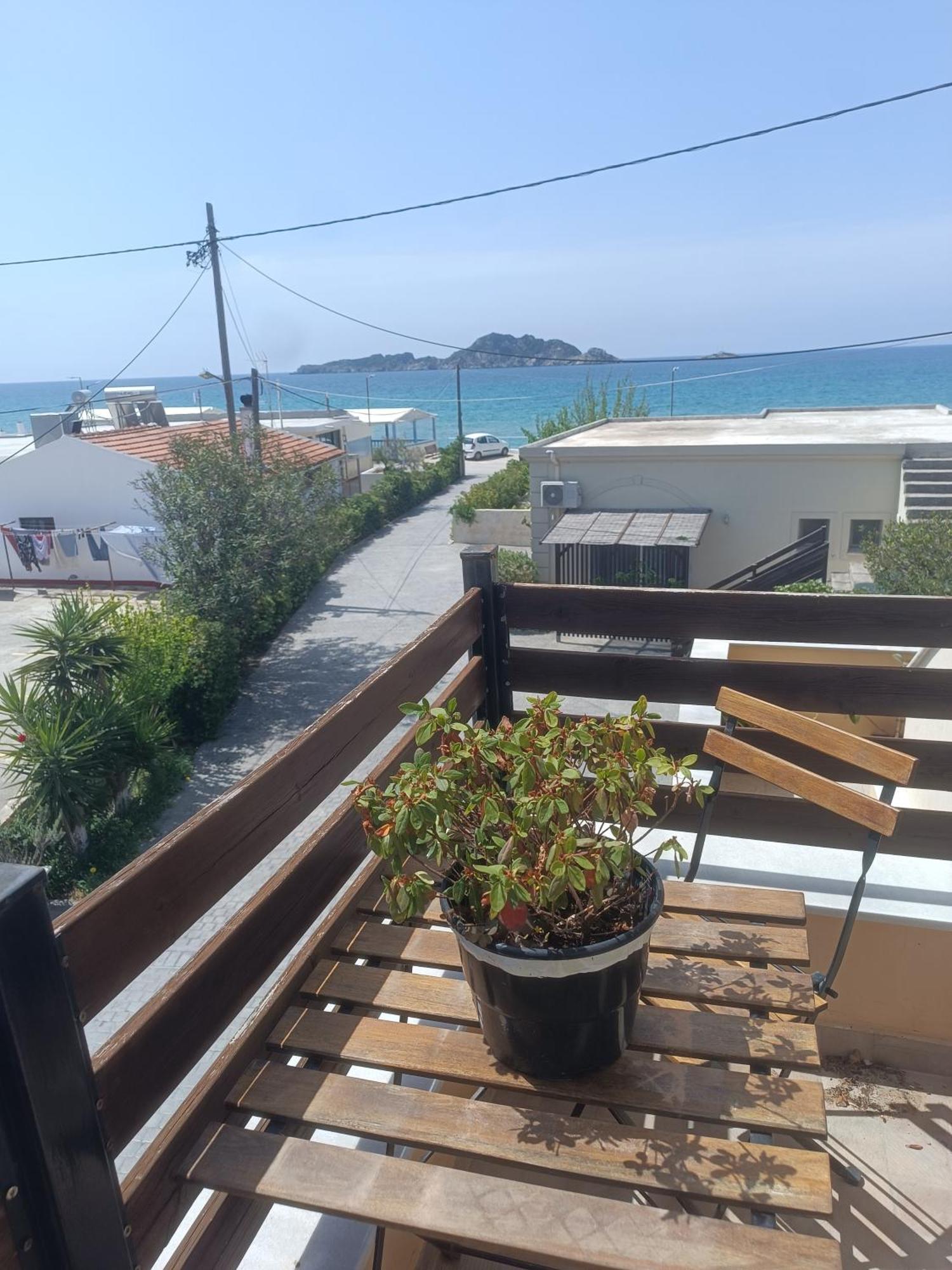 Ayerina First Floor Apartment อาร์ริลลาส ภายนอก รูปภาพ